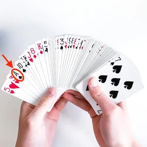 Aufgedecktes Kartendeck mit der zu erratenden Karte (rot markiert)
