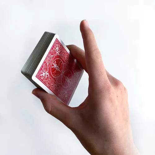 Ausgangsposition des Hindu Shuffle: Das Deck liegt zwischen rechtem Daumen und Mittelfinger