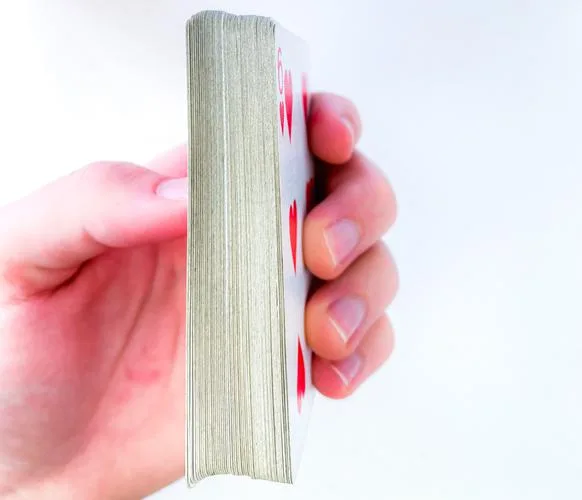 Karten in Hand eingeklemmt