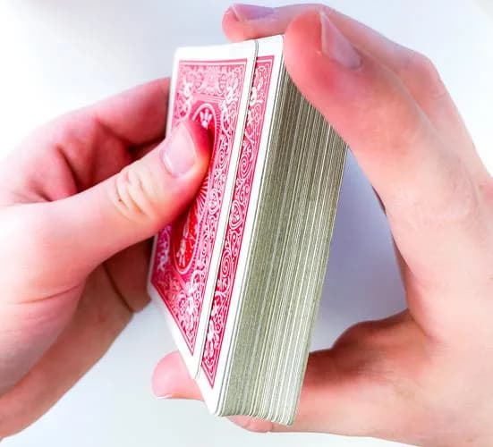 Karten werden vom Deck abgezogen
