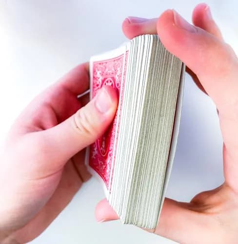 Karten werden vom Stapel abgezogen