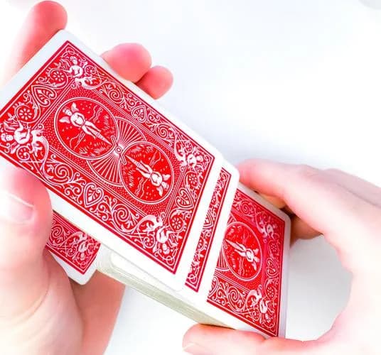 Hindu Shuffle mit Karten bereits in der linken Hand