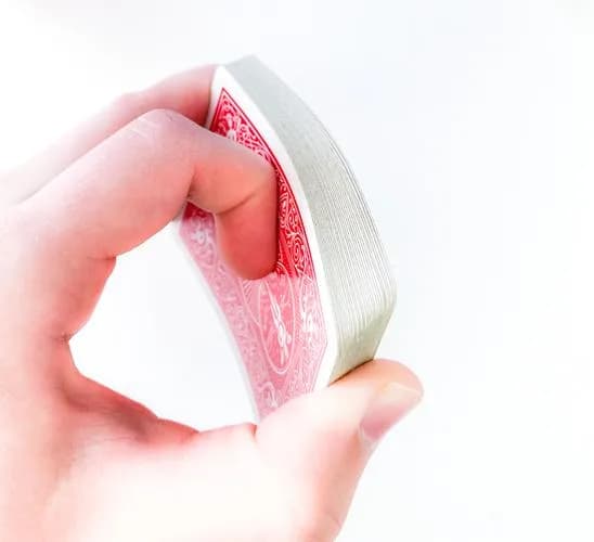 Karten biegen sich in Hand