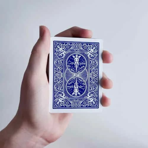 Grundhaltung für den Double Lift: Das Deck liegt flach in der Handfläche, der Daumen an der Längsseite