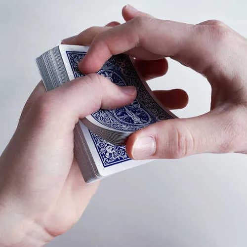 Karten werden durchgeriffelt