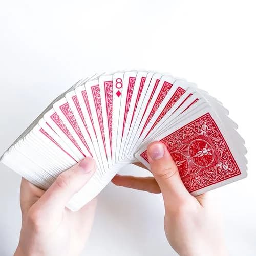 Das aufgefächerte Deck: Die Karo Acht liegt als einzige Karte andersherum im Fächer