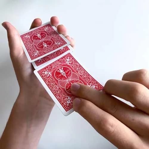 Der Pinky Break: Der kleine Finger hält einen schmalen Spalt zwischen den beiden Kartenhälften