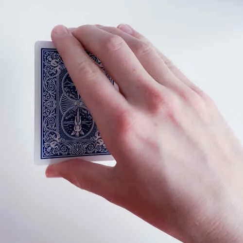Griff für Three Card Monte: Die drei Karten liegen verdeckt zwischen Daumen und Fingerspitzen