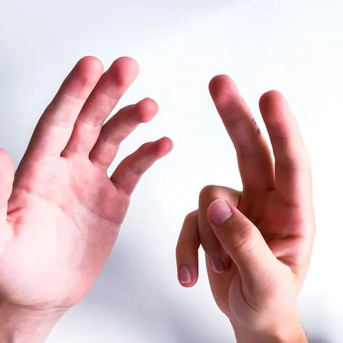 Hände zeigen sieben Finger