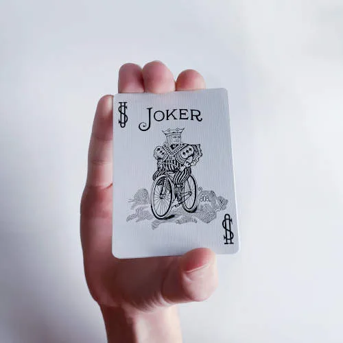 Das Handgelenk ist um 180 Grad gedreht, der Zuschauer sieht den Joker als unterste Karte