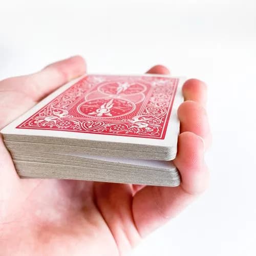 Kleiner Finger erzeugt Spalt zwischen Karten