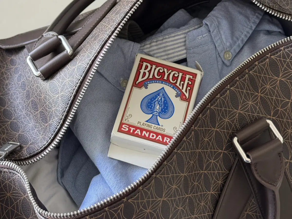 Ein Bicycle-Deck oben im gepackten Weekender