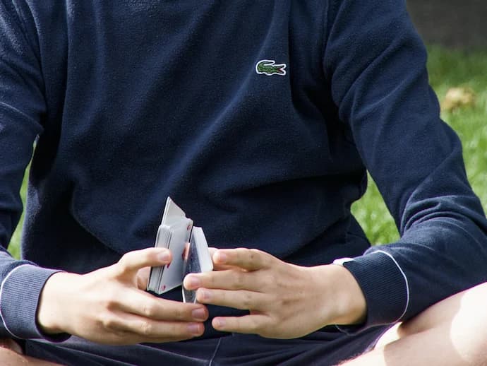 Meine Hände beim Üben eines Werm-Cuts, im Park sitzend