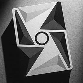 SOLOMAGIA Virtuoso P1 Spielkarte mit geometrischem Rückendesign
