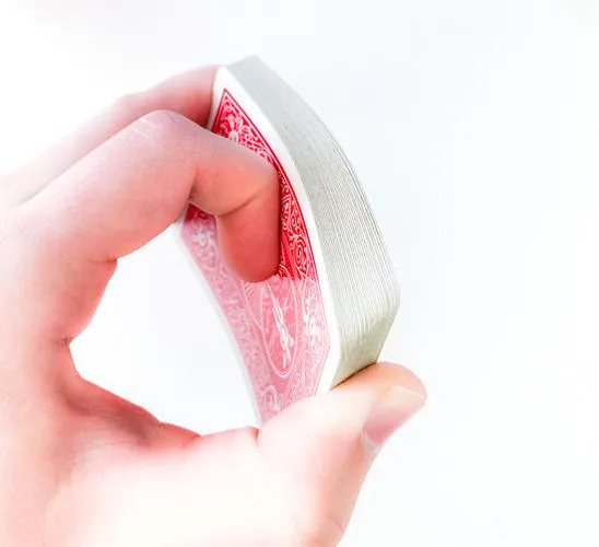 Karten biegen sich in Hand