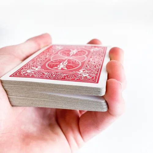 Kleiner Finger erzeugt Spalt zwischen Karten